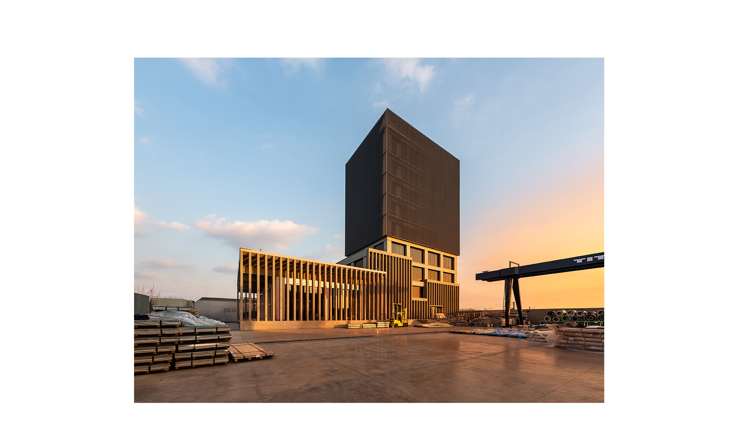 12-Titan HQ-Ashrafi & Zad Design