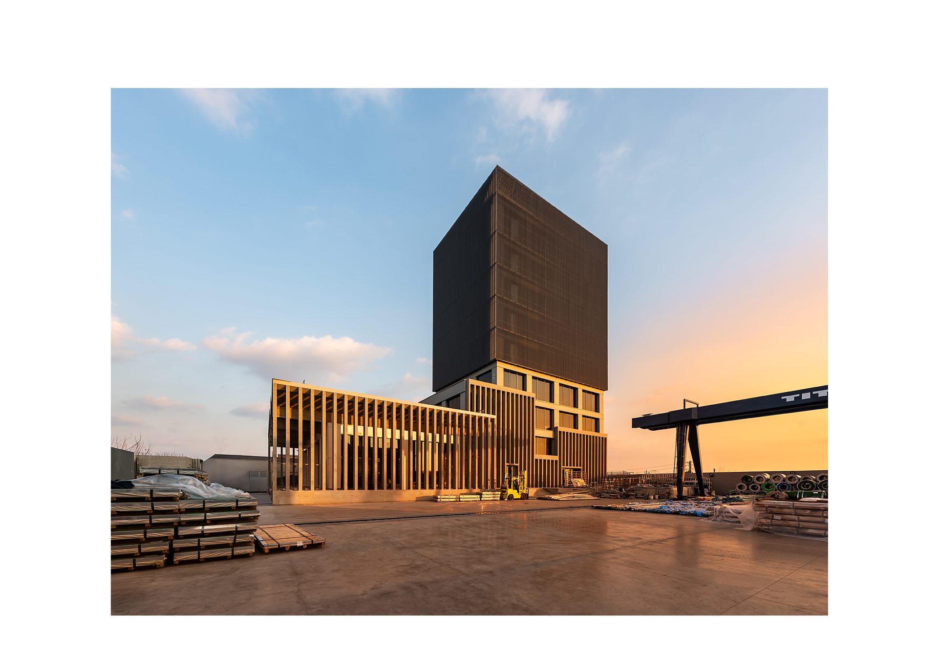 12-Titan HQ-Ashrafi & Zad Design